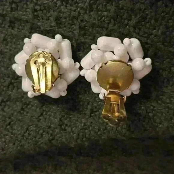 Pair of vintage white glass beaded flower clip on earrings - Picture 2 of 3